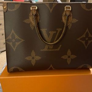 Louis Vuitton Reverse On The Go MM, great condition!